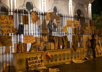 Presidente de Perú renuncia tras protestas con dos muertos