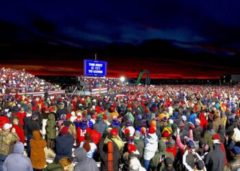 Trump y Biden intercambian críticas en visitas a estados clave en la víspera de la elección