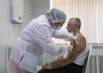 ¿Quiénes serán los primeros en recibir vacunas del COVID-19?