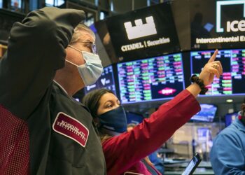 Wall Street sube ante anuncio de vacuna contra COVID-19