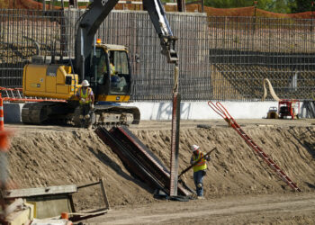 Biden encara decisiones difíciles sobre muros en la frontera
