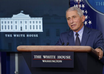 Fauci se disculpa por sugerir que GB se apuró con la vacuna