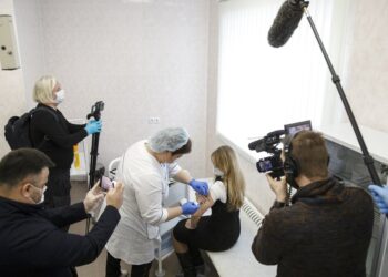 Vacuna del COVID-19 provoca reacciones encontradas en Rusia