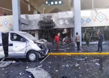 Explosión en aeropuerto de Yemen deja al menos 22 muertos