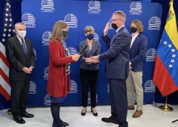 Nuevo embajador de EEUU ante Venezuela juró su cargo en Bogotá