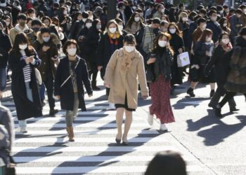 Japón prohíbe ingreso de extranjeros por variante del virus