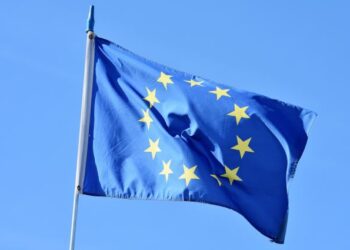 Regulador de la UE autoriza uso de vacuna contra COVID-19