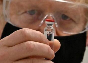 Reino Unido desplegará la vacuna de AstraZeneca y Oxford tras primera aprobación en el mundo