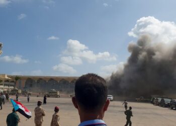 Explosión sacude aeropuerto en una ciudad del sur de Yemen