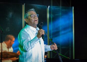 Intuban por COVID-19 al compositor mexicano Armando Manzanero