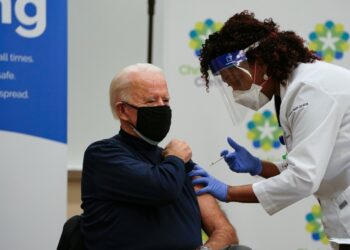 Joe Biden recibe vacuna contra COVID-19 ante la televisión de EEUU
