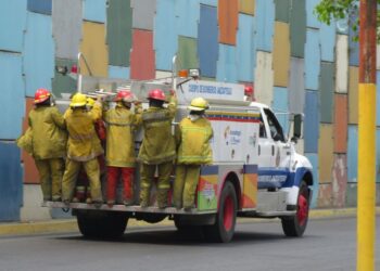 Bomberos sofocaron incendio en contenedores de una empresa de tubos