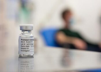 El Salvador aprueba uso de emergencia vacuna AstraZeneca contra Covid-19