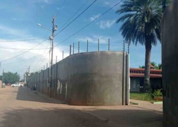 Lanzan artefacto explosivo contra empresa en San Francisco