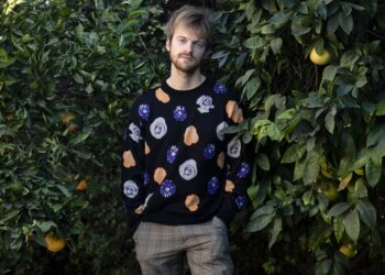 Finneas halla su camino en la música