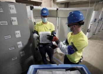 Arranca histórica campaña de vacunación contra el COVID-19 en EEUU con un convoy de camiones