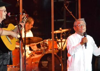 Mejora salud del compositor mexicano Manzanero, positivo a COVID-19