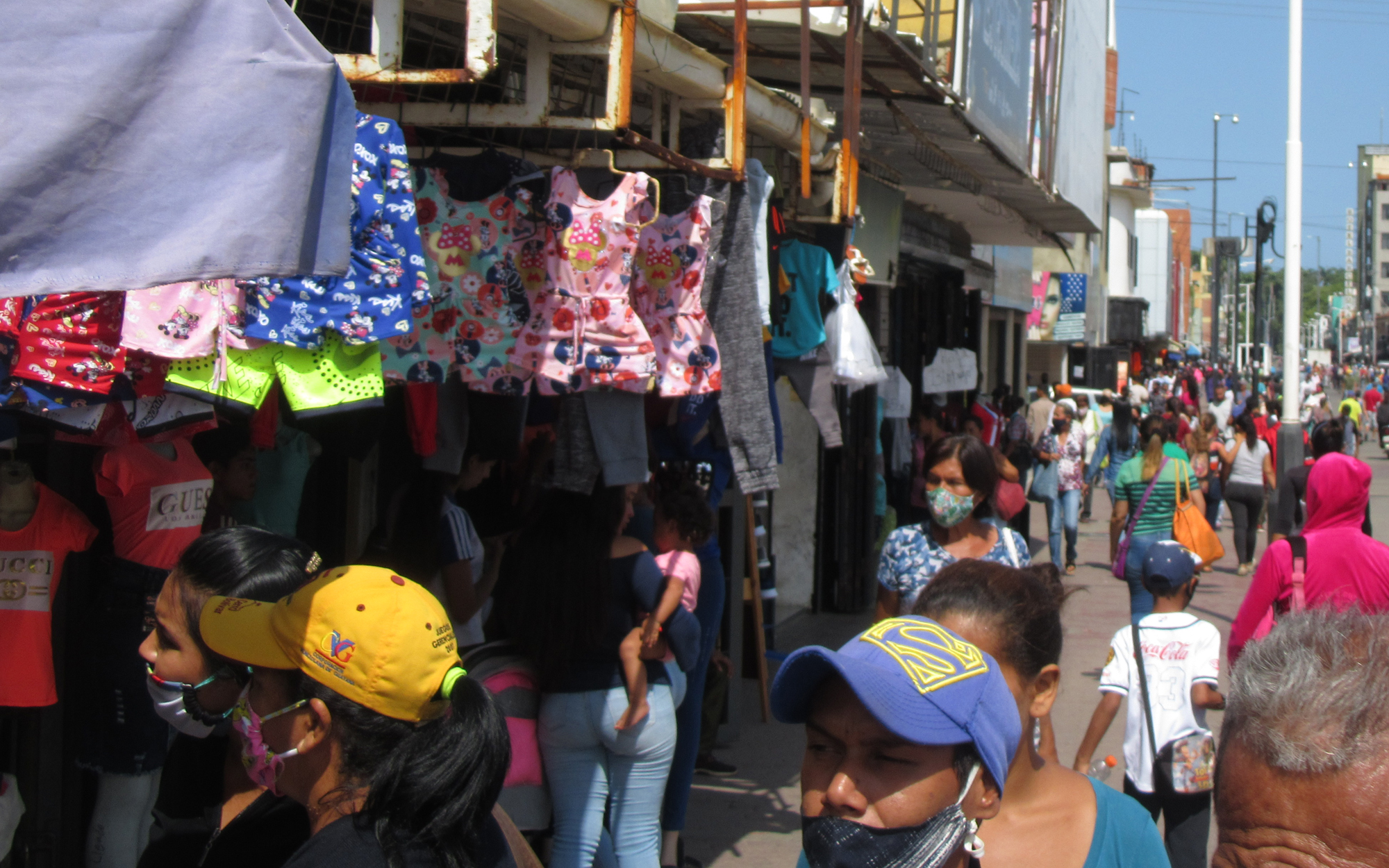 Padres prefieren regalar ropa y calzado en el Niño Jesús - El Tiempo