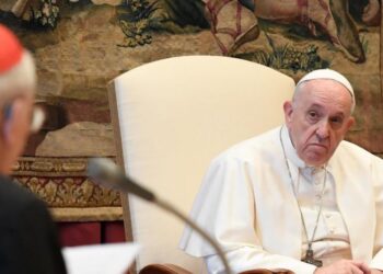 Dos cardenales cercanos al papa Francisco dieron positivo para Covid-19
