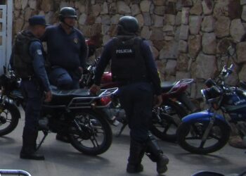 Apresaron a dos señalados de robar y a otro por agredir a una mujer
