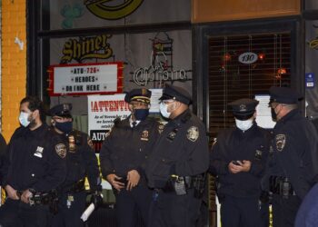 Nueva York: Arrestan a propietario de bar que violó medidas de COVID-19