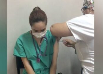 Doctora Nieves Romero es la primera venezolana en colocarse vacuna Sputnik V en Latinoamérica