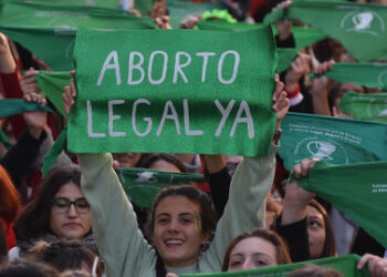 Con final abierto, senado argentino vota si legaliza aborto