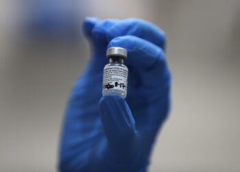 Gran Bretaña estudia posibles reacciones alérgicas a vacuna