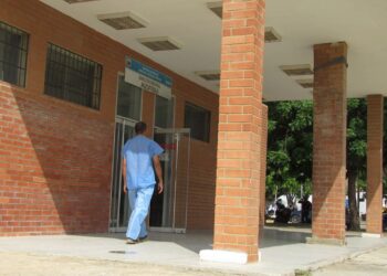 Murió vigilante al caerle un portón de hierro