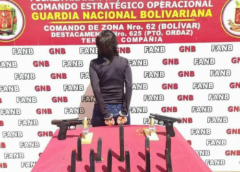 Capturaron a una mujer con dos pistolas y 11 cargadores