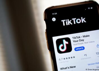 Italia solicita a TikTok bloquear usuarios con edades dudosas tras muerte de una niña