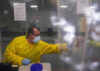 California fija récord de 585 muertes por Covid en un día