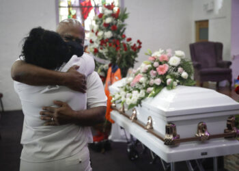 Funerarias en California se quedan sin espacio por Covid-19