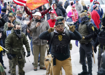 Pence pide a manifestantes dejar el Capitolio