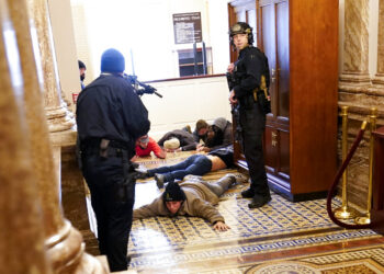 Policía del Capitolio se disculpa por fallas de seguridad