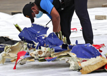Localizan parte del avión caído en el Mar de Java