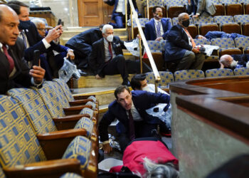 Legisladores estadounidenses quedaron expuestos al Covid-19 durante asalto a la Cámara