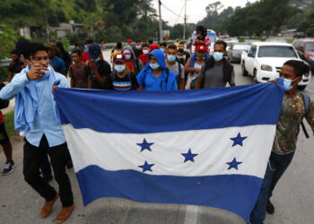 Migrantes hondureños avanzan hacia frontera con Guatemala