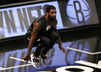 NBA multa a Kyrie Irving por violar protocolos por Covid-19