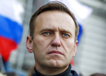 Navalny regresa a Moscú y es detenido
