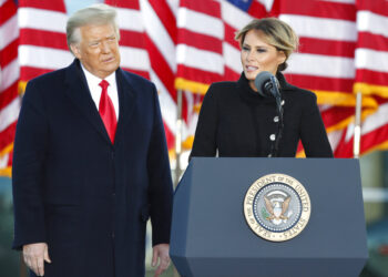 Trump dice adiós a Washington, pero insinúa regresar