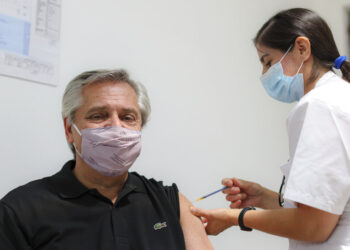 Presidente argentino recibe la vacuna rusa Sputnik V