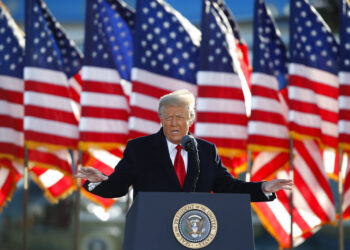 Pandemia asesta duro golpe a negocios de Trump