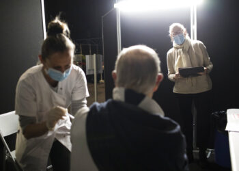 Francia: médicos recomiendan no hablar en transporte público