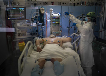 España: El virus golpea la salud mental del personal médico