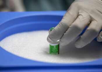 Suben tensiones entre UE y AstraZeneca por demora de vacunas