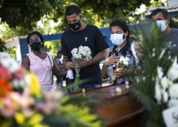 Muertos por COVID-19 rebasan los 200.000 en Brasil
