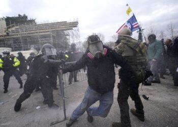 Muerte de policía aviva dudas sobre el asalto al Capitolio