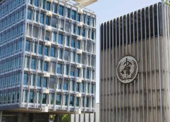 OMS: "No está bien" vacunar a jóvenes antes que a mayores