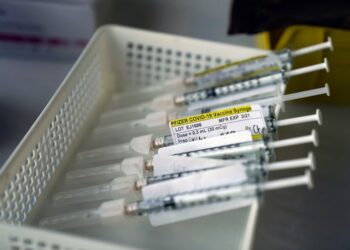 Pfizer dice que la vacuna funciona para variantes del virus